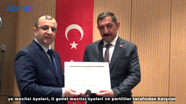 MHP’den Kastamonu Belediye Başkanlığına seçilen Op. Dr. Rahmi Galip Vidinlioğlu, mazbatasını aldı.