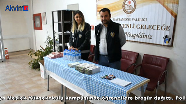 Tosya’da Emniyet Müdürlüğü ekipleri öğrencilere broşür dağıttı.