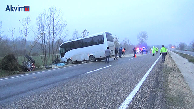 İşçileri taşıyan otobüs ile küspe yüklü traktör çarpıştı: 12 Yaralızı.