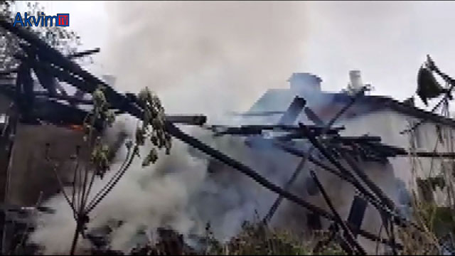 Televizyonun patlaması sonucu iki ev yandı.