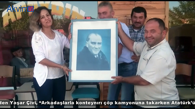 İşçiler, çöpte buldukları Atatürk portresini temizleyip kadın muhtara hediye etti