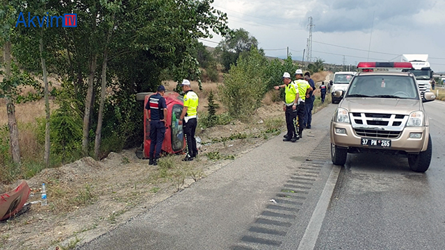 Islak zeminde kontrolden çıkan otomobil takla attı: 4 yaralı.