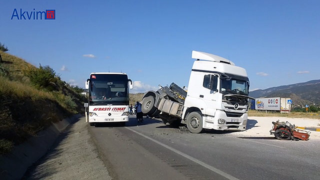 Motosiklet, kum yüklü tırın altına girdi: 1 ölü