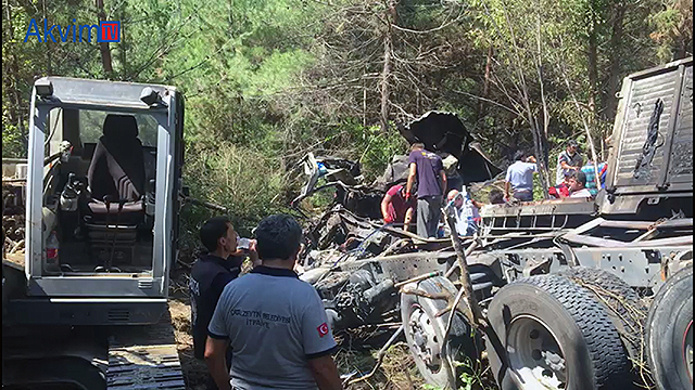 Kastamonu'da uçurumdan yuvarlanan kamyon alev alev yandı: 3 ölü