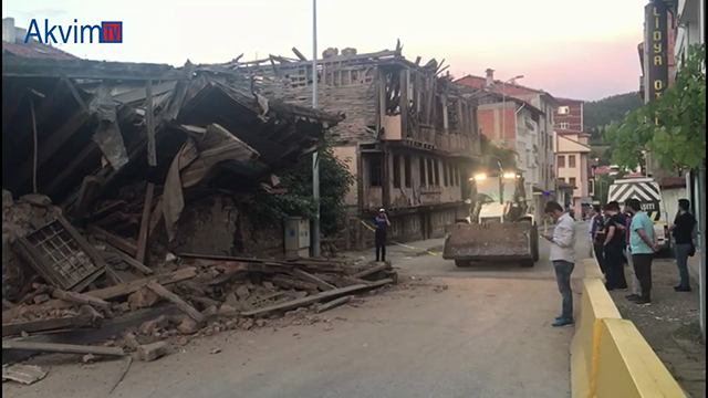 Kastamonu’da 3 katlı tarihi bina çöktü