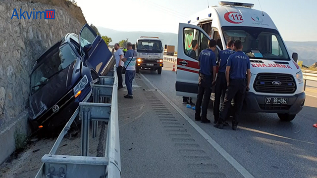 Lüks cip bariyerlerle istinat duvarı arasına sıkıştı: 3 yaralı