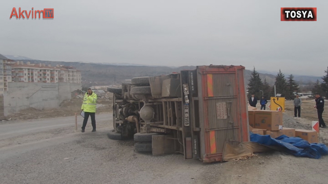 Kontrolden Çıkan Kamyonet Kavşakta Devrildi. Kaza da Bir Kişi Yaralandı