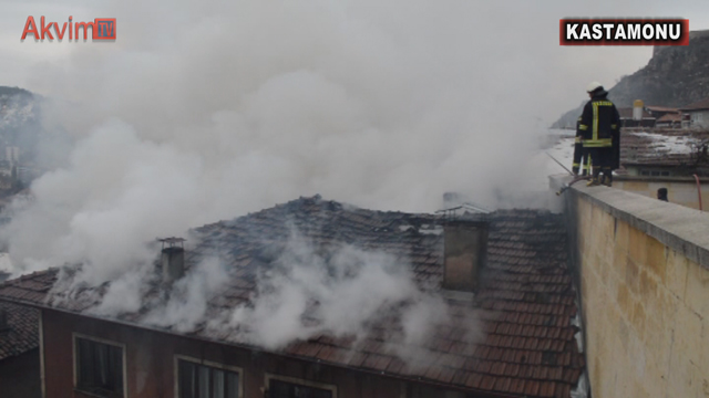 İki katlı evde çıkan yangın iki aileyi evsiz bıraktı