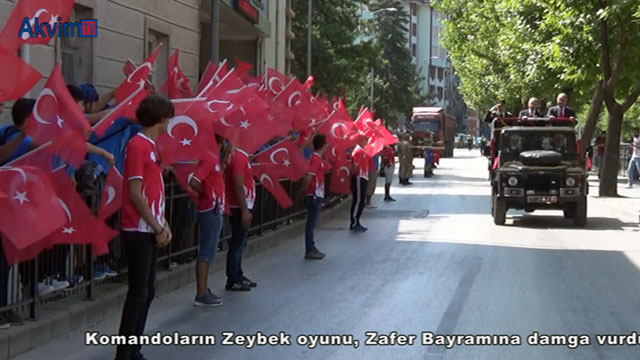 Komandoların Zeybek oyunu, Zafer Bayramına damga vurdu.