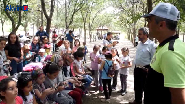 Öğrencinin sorduğu soru Trafik Polisine zor anlar yaşattı.