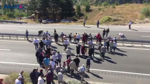 Tosya’da cenazeyi gömmek için karayolunu trafiğe kapattılar.