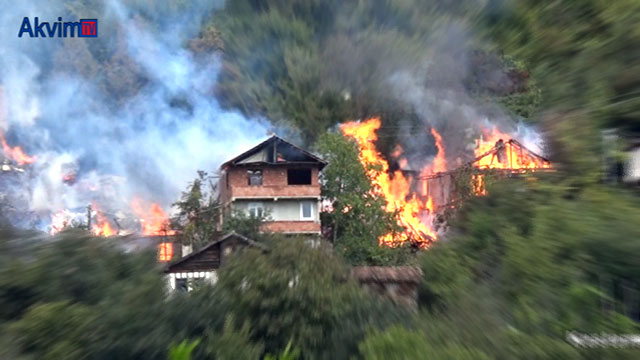 Kastamonu’da çıkan yangında 10 ev, 2 ambar ve 1 ahır kullanılamaz hale geldi.