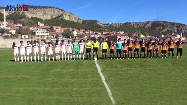 Lösemili Çocuklar Haftası'na dikkat çekmek için futbolcular sahaya maskeyle çıktı.