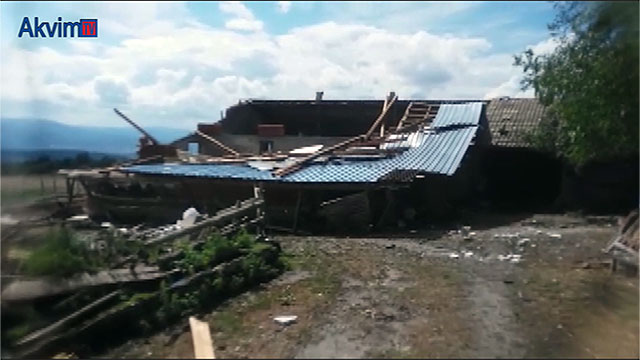 Kastamonu’da şiddetli fırtına, ağaçları devirdi, çatıları uçurdu.