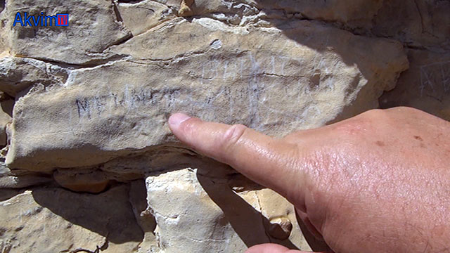 Okuldan mezun olanlar, 100 yıldır mezuniyetlerini bu kayaya yazıyor.