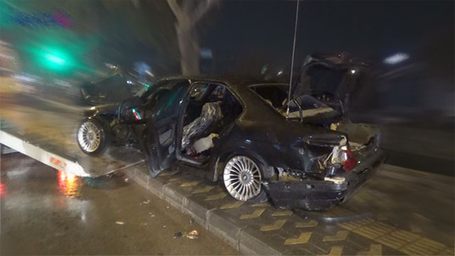 Hurdaya dönen araçtan burnu bile kanamadan çıktıı.