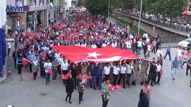 Asker, polis ve vatandaş el ele Türk Bayrağını taşıdı.