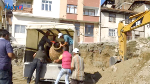 Hafriyat çalışmasında dev bir küp bulundu