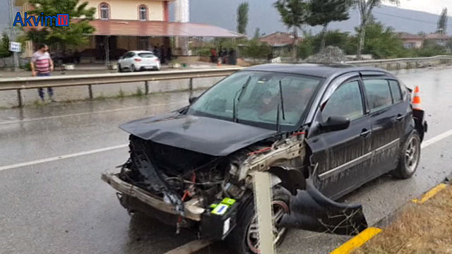 Trafik kazasında aynı aileden 4 kişi yaralandı 