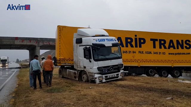 Tosya’da tır refüje çıktı: 1 yaralı.